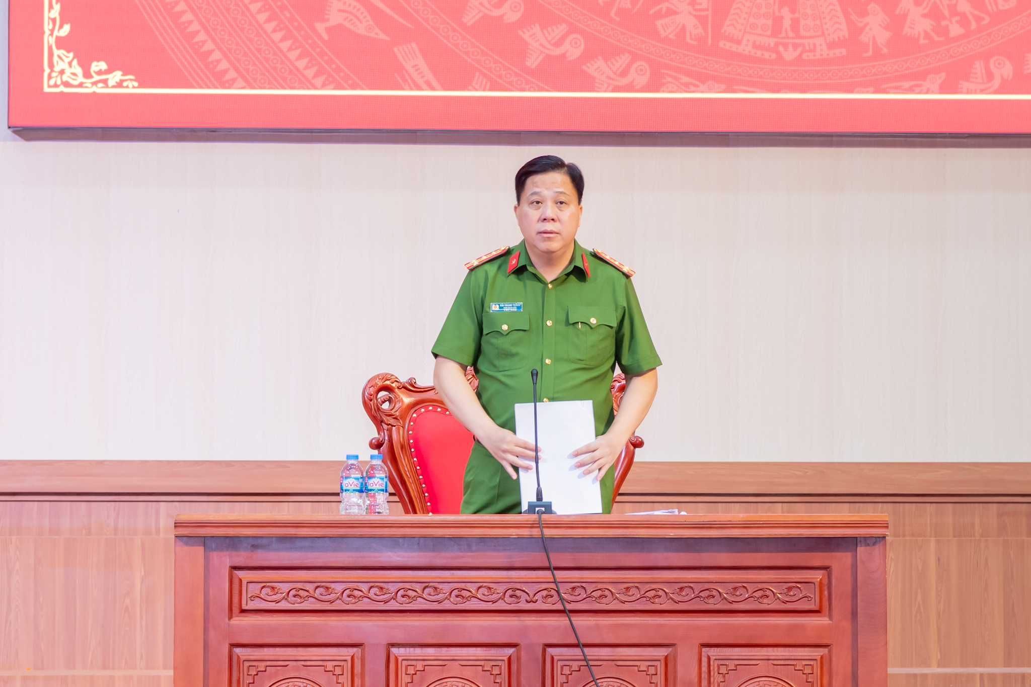 Đại tá Bùi Trung Thành, Phó giám đốc CATP làm việc với Công an 22 phường, xã về công tác bảo đảm ANTT những tháng cuối năm 2025